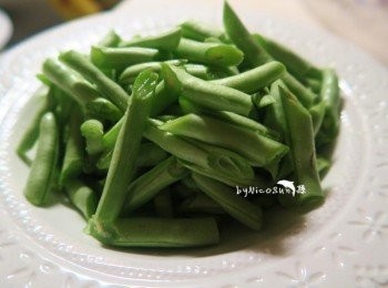 step1: 四季豆洗淨剝除線線.斜切備用