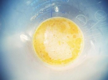 step5: 在容器中打入蛋和砂糖~~充分拌勻它!!