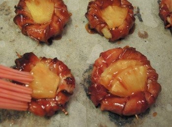 step6: 攪勻燒醬汁，取出菠蘿煙肉，在上面掃上一層醬汁，放回焗爐調至200度焗4分鐘便成。