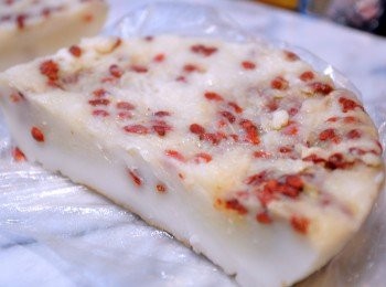 step10: 喜歡酥脆口感的人可以將蘿蔔糕放冰箱冷藏，隔日取出切片再香煎搭配香菜ㄧ起想用更棒!家中有老人家少油少炸的的飲食習慣，則可以做好待微熱時直接切片沾上醬汁享用，讓家中大大小小都能享受幸福好味道!