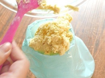 step6: 把拌好的材料放進己放入唧花嘴的唧袋中。