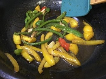 step6: 因為餘下一點3色椒切了絲, 原鑊子加入蒜頭爆香, 再加入三色椒快炒, 最後加入黑椒汁炒香, 加少許糖調味即可淋上煎香的3色椒內
