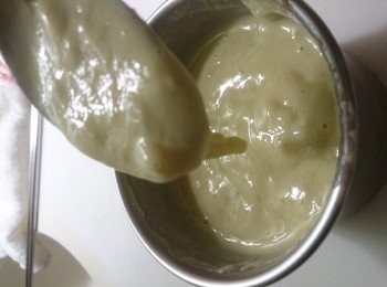 step2: 雞蛋打散後，依序加入優格、香蕉泥攪拌均勻，將步驟1的麵粉分次加入，攪拌至無粉即可（過度攪拌麵粉會出筋影響口感）