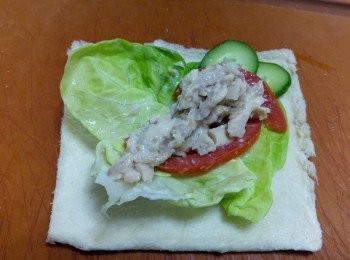 step7: 在上面放上牛油生菜， 蕃茄片及雞肉沙律