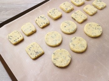 step7: 放在烤盤上，送入預熱好170度的烤箱，烘烤12-15mins。取出中心會稍微軟軟的，放涼後就會變成酥脆的餅乾。