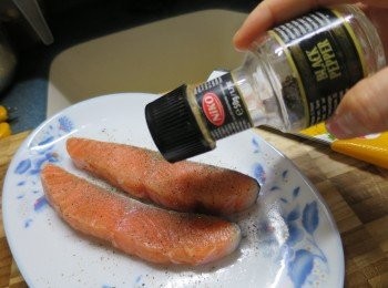 step4: 再將三文魚兩邊灑上適量黑椒粉