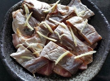 step4: 將咸魚放在五花腩上面，再放上薑絲