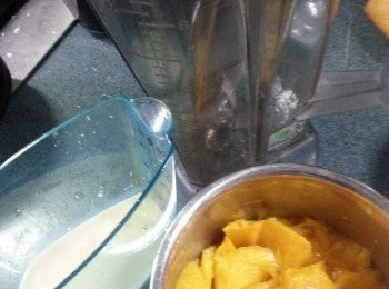 step6: 將2個芒果去皮切粒,加入200ml花奶用攪拌機打成漿