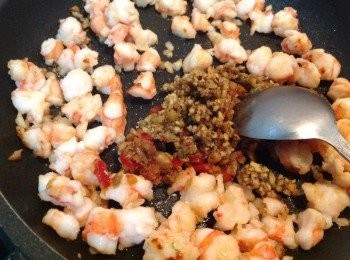 step3: 下堅果醬、香草辣蒜醬，塩酌量