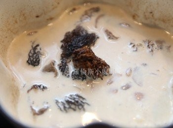 step9: (9) 加入羊菌肚，用中大火煮滖