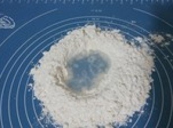 step2: 麵粉開窩，中間放冷水，注意，一定是冷水，冷水面皮子筋斗。