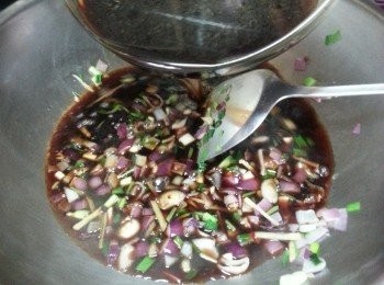 step4: 加入汁料煮滾熄火,浸料頭約1小時待出味