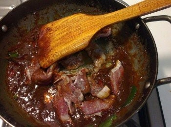 step5: 再加入魚露，辣椒，牛肉片快速拌炒