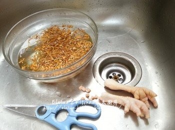 step1: 蟲草花浸水15分鐘後瀝乾水份 , <a href="https://bit.ly/3kLFTWO" target="_blank" data-keyword="雞腳" class="guide-link"><strong>雞腳</strong></a> <span style="display:inline-block;vertical-align:middle;margin-top:-3px;color:initial;border-radius:3px;padding:2px 3px;font-size:12px;line-height:14px;background:#87d300;color:#fff;">即買</span> 剪去甲