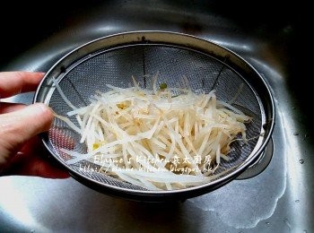 step5: 銀芽放入煲內 , 加入少許油 , 鹽及水拌勻用中火煮至滾 , 盛起銀芽用水沖洗及瀝乾