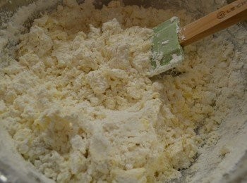 step5: 將已過篩的麵粉加入，用橡皮刮刀由盆底部往上翻動拌勻