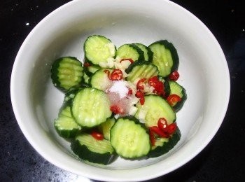 step4: 將小黃瓜釋出的水份倒掉不用,再加入糖及醋,辣椒末及蒜末全部混合均勻。