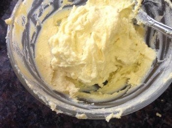 step5: 將蛋黃醬，鹽及胡椒粉放到碗中與蛋黃拌均，拌至有鬆軟沙澎漲的感覺，可試味看看是否需要調整一下。