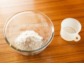 step2: 將麵粉過篩後與鰹魚粉、鹽、水均勻混合。