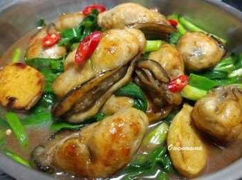 step11: 灑上紅椒粒裝飾便成色香味全的美味薑蔥蠔了。