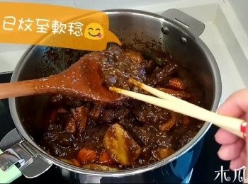 step6: 此時牛腩己炆至軟稔, 用筷子能穿過；用魚露調味，最後加入椰奶煮多5分鐘, 即可