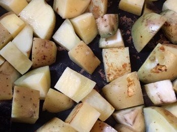 step3: 熱鍋下油加入馬鈴薯、圓茄子，中慢火略炒，加蓋焗煮數分鐘。