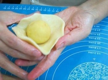 step8: 中間放上內餡(40g/個)包好餡,收口捏緊