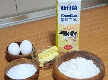 step1: 先準備好所需材料，低筋麵粉ˊ無鋁泡打粉ˊ先過篩。 雞蛋如從冰箱取出務必回復室溫再使用
