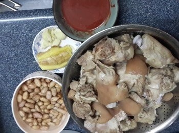 step1: 新鮮猪手叫豬肉檔主一開二斬細块，洗干凈後出水5分鐘，拎出來再一块块洗干凈； 
花生洗干凈，加水浸1小時後倒掉水，备用； 蒜頭同姜拍鬆 
(南乳醬係原樽南乳同原汁用攪拌機打成的)