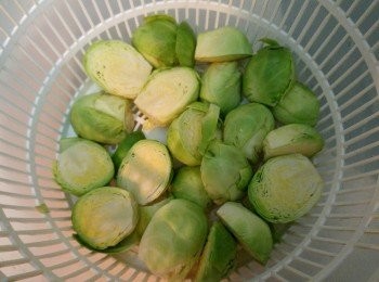 step1: 椰菜苗洗淨切半。