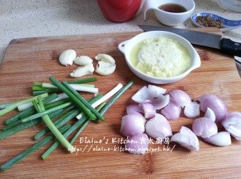 step1: 乾蔥頭去衣拍扁 , 蒜頭拍扁 , 蔥切段 , 薑磨成茸