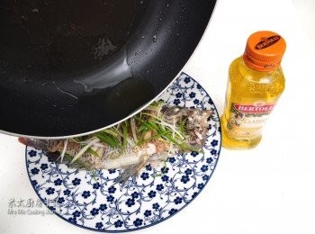 step6: 把整條魚放在碟上，放上蔥絲，把2湯匙橄欖油燒熱，直接淋上鲫魚上，放少許醬油，與湯同吃！
