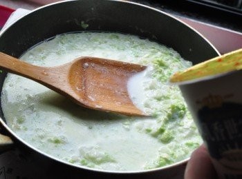 step7: 再將剩下的鮮奶全倒入鍋中