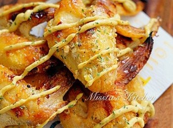 step4: 在<a href="https://bit.ly/3zHU5V3" target="_blank" data-keyword="雞翼" class="guide-link"><strong>雞翼</strong></a> <span style="display:inline-block;vertical-align:middle;margin-top:-3px;color:initial;border-radius:3px;padding:2px 3px;font-size:12px;line-height:14px;background:#87d300;color:#fff;">即買</span> 擠上少許<span class="group_2">蜜糖芥末醬</span>，撒少許乾蕃茜碎完成！！！！