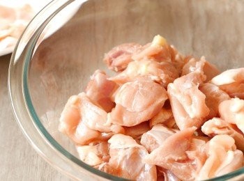 step1: 把雞肉洗淨印乾後切成一口大小。