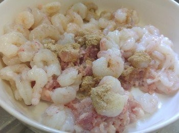 step4: 蝦仁,絞肉放大碗內加入調味料， 用手順一方向攪勻至有膠性