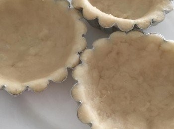 step1: 撻皮︰ 
中筋麵粉篩好，加入鹽、初榨椰子油搓成麵包糠狀態；加入龍舌蘭糖漿拌勻搓合。撻模抹些油份方便脫模，撻皮平均壓入撻模底及邊緣，用手指壓實。