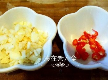 step2: 蒜頭切粗粒，指天椒切粒備用