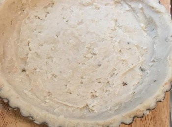 step5: (罐頭倒去水份) 利馬豆壓爛成豆蓉，拌入油份、鹽和胡椒粉炒匀，然後擠進餡批模，做成餡批底，