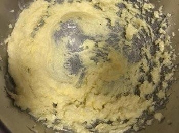 step4: 室溫奶油略打發後加入砂糖打勻。