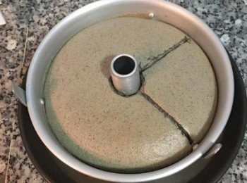 step12: 8分鐘後，輕手取出，在表面劃十字，以避免蛋糕亂爆，（不介意者可以省略此步驟）。切好後，放回烤箱，繼續用160～170度烤15～17分鐘即可。