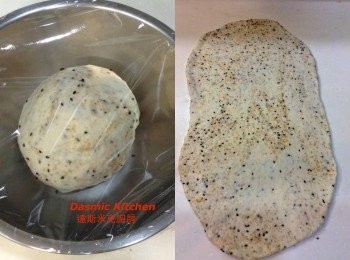 step8: 將麵糰桿成長橢圓形 （長約35cm, 寬約13cm)