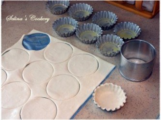 step3: 將酥皮放室溫半小時後，取出一片大酥皮，用模壓印圓形；