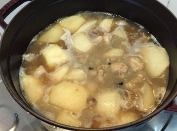 step4: 下蘿蔔抄大約2分鐘，加鹽、糖、生抽抄幾下之後加水，水位在約蓋過<span class="group_1">食材</span>﹐滾10鐘之後關蓋，再用中小火炆15-20分鐘