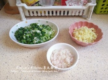 step2: 將<span class="group_2">蔥油醬材料</span> , 薑切蓉 , 蔥切 , 乾蔥頭切細粒