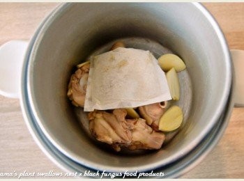 step3: 將蒜頭除膜後，與肉骨茶包及川燙後的雞腿肉塊一同放入內鍋中。