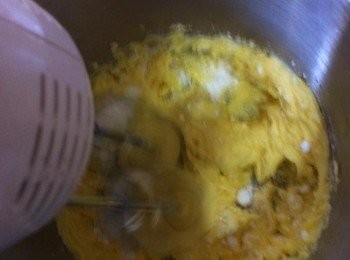 step2: 取出一個較深的盤，把牛油和糖分加入，利用電動打蛋器打至幼滑淡色。