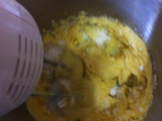 step2: 取出一個較深的盤，把牛油和糖分加入，利用電動打蛋器打至幼滑淡色。