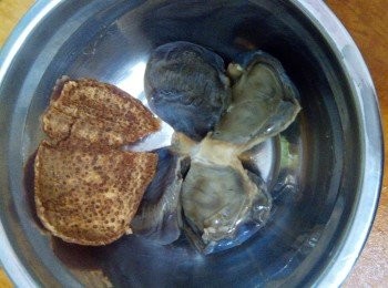 step4: 把鹹鴨腎切開，容易出味。