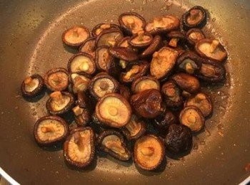 step2: 泡好的香菇數40顆，香菇水要全部留下用來炒米。用少許豬油和紅蔥酥炒香香菇，加少許香菇水煮滾後，用少許薄鹽醬油炒上色並收乾醬汁即可起鍋備用。